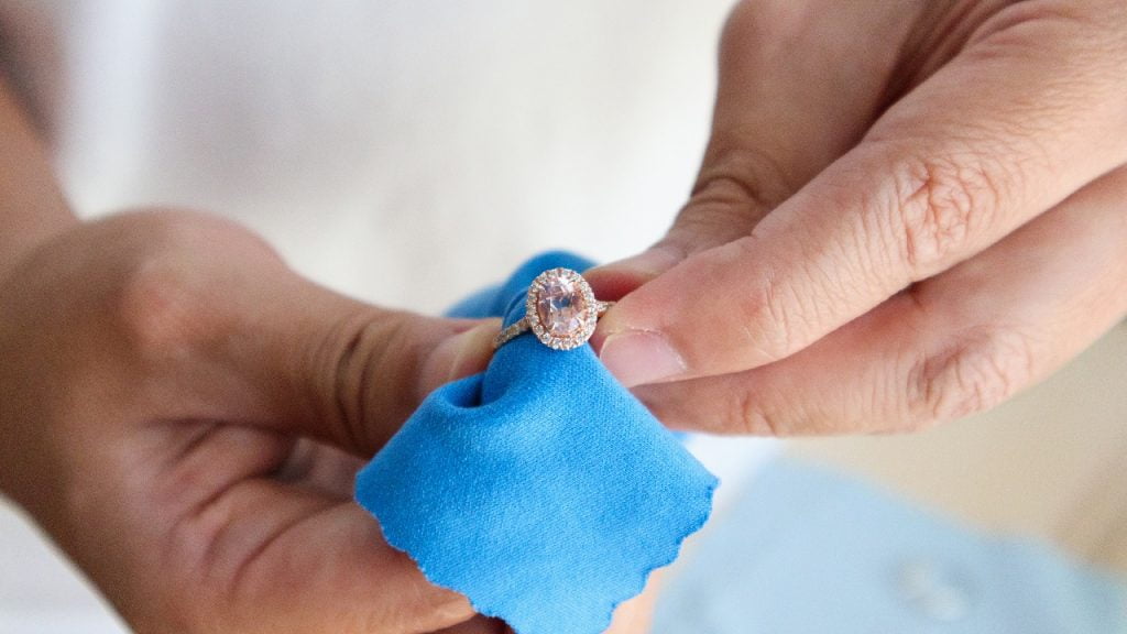 Πως να καθαρίσω το κόσμημα μου;